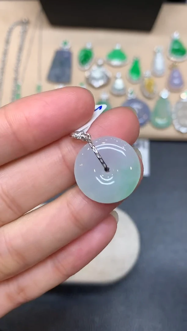 颈饰18K金镶嵌翡翠平安扣【无服务费