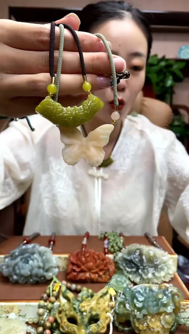 岫玉未镶嵌颈饰·