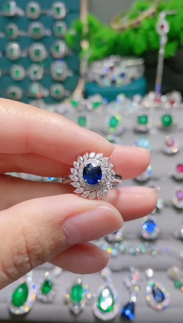 18K金戒指蓝宝石18K金镶嵌.