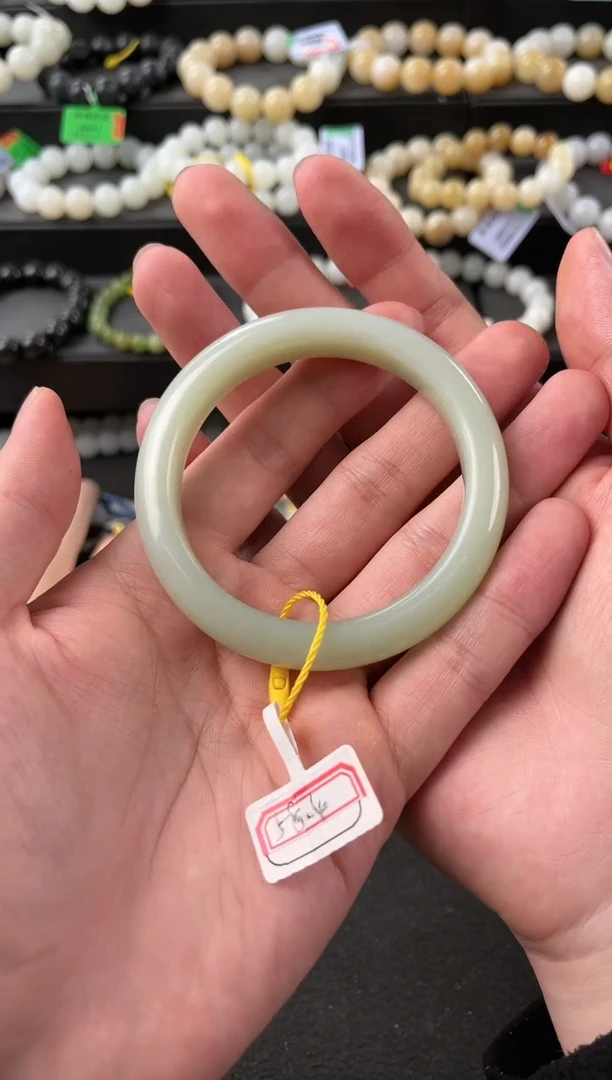 【闪购商品】和田玉手镯未镶嵌且末青白手镯卡58.4微色差