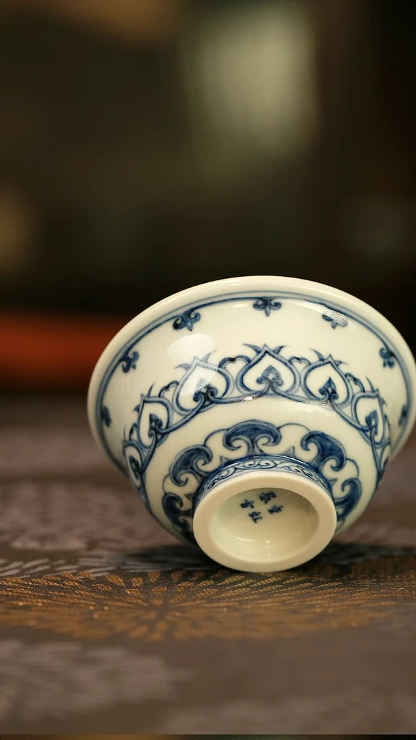 中式Q****a仿明青花宝象纹压手杯
