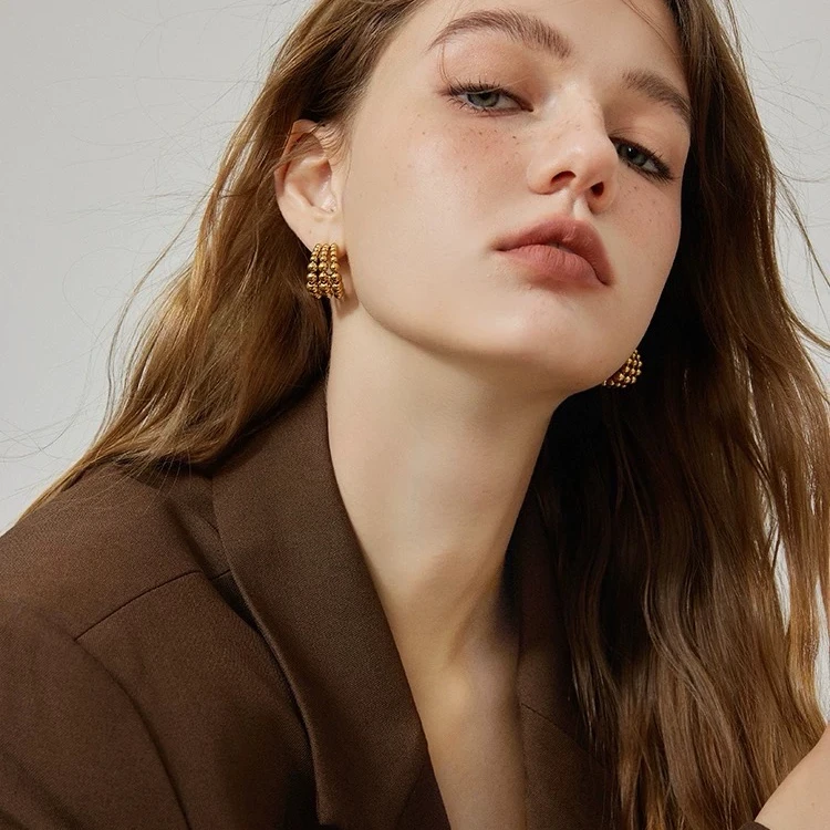 钛钢耳饰 秋冬新款设计感弧形圆珠耳钉C形金色耳圈