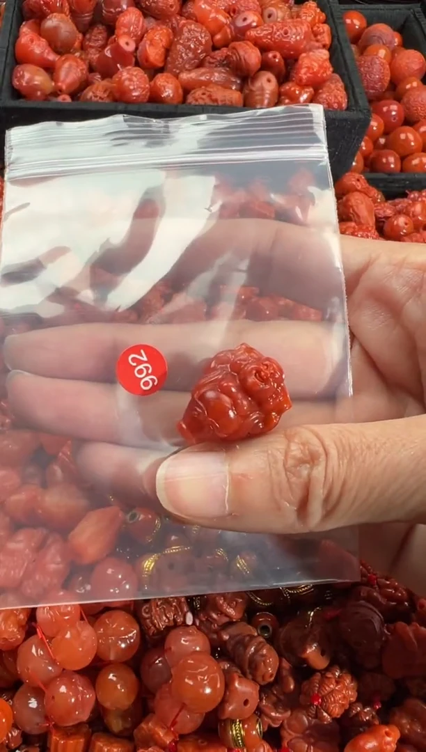 南红玛瑙未镶嵌颈饰1