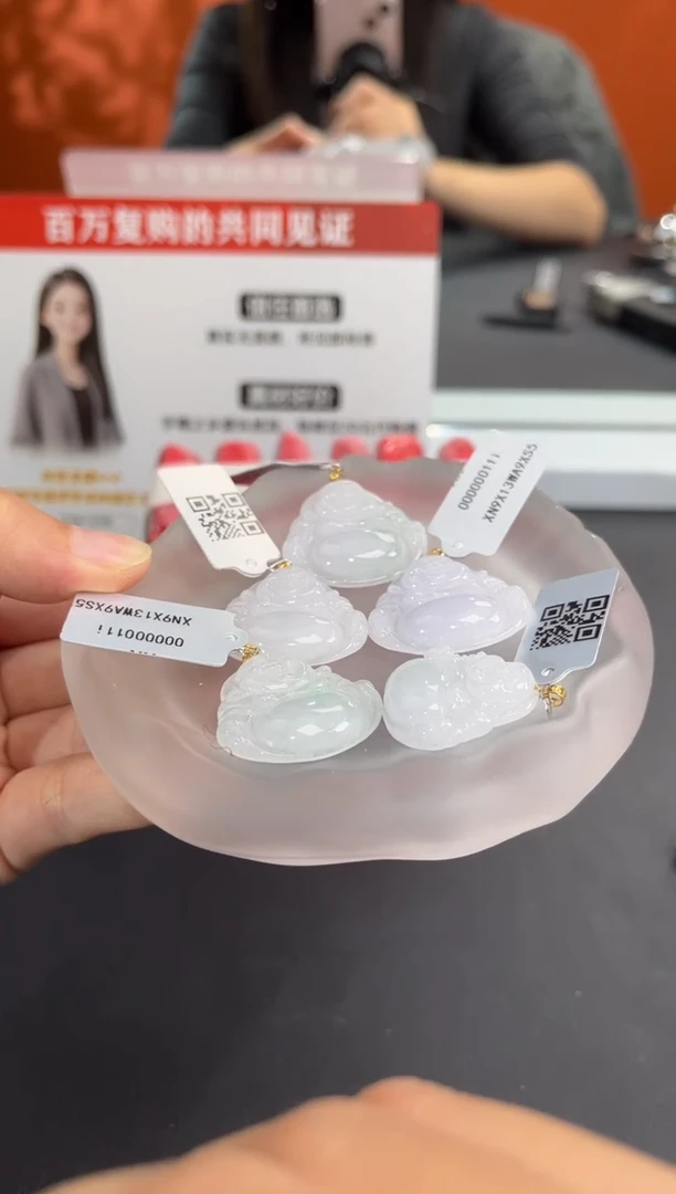 18K金镶嵌挂件翡翠边城刀客/00000011i/多样性发一