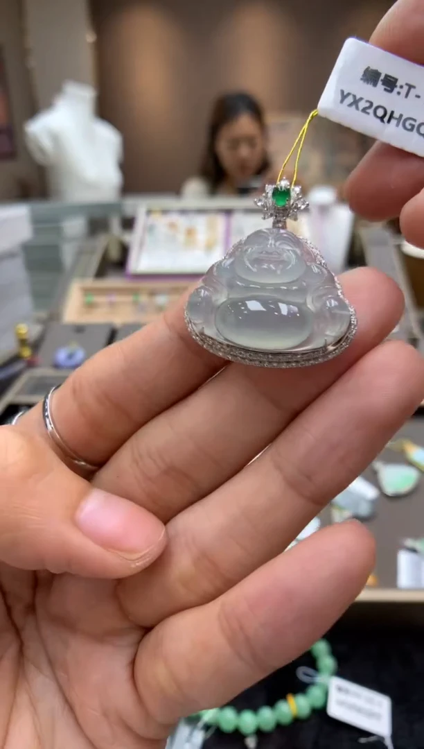 翡翠18K金镶嵌颈饰佛公