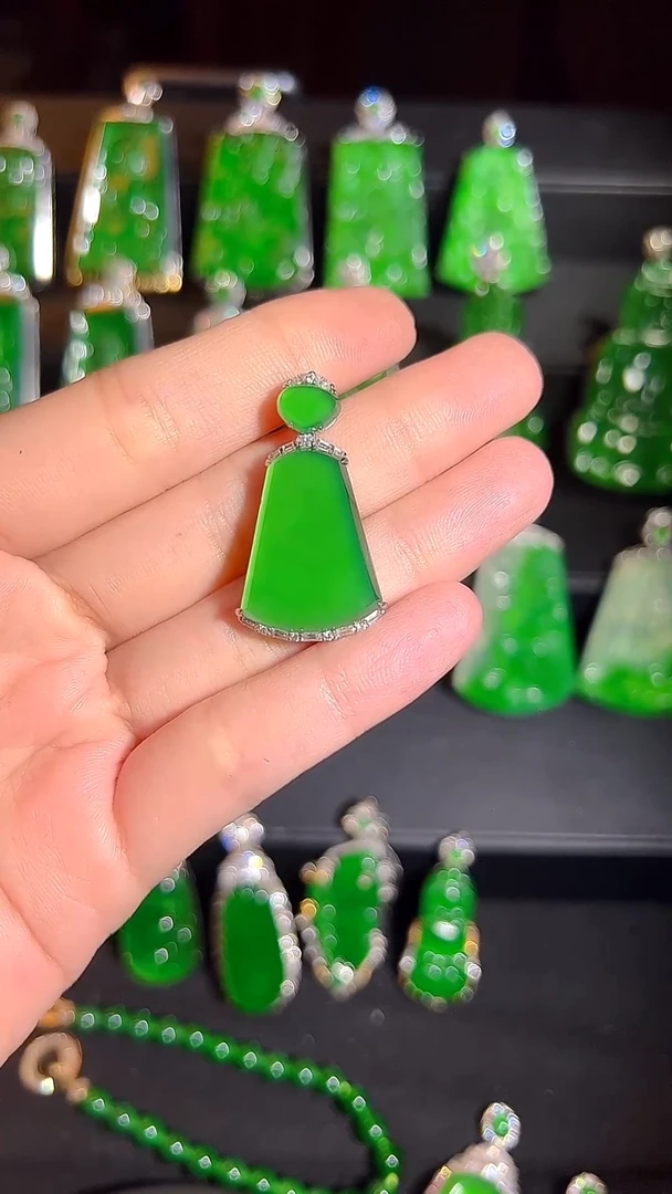 颈饰18K金镶嵌翡翠是