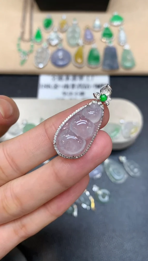 颈饰18K金镶嵌翡翠福豆【无服务费