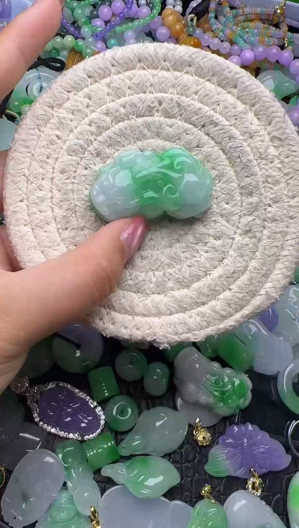 颈饰未镶嵌翡翠天然缅甸翡翠吊坠