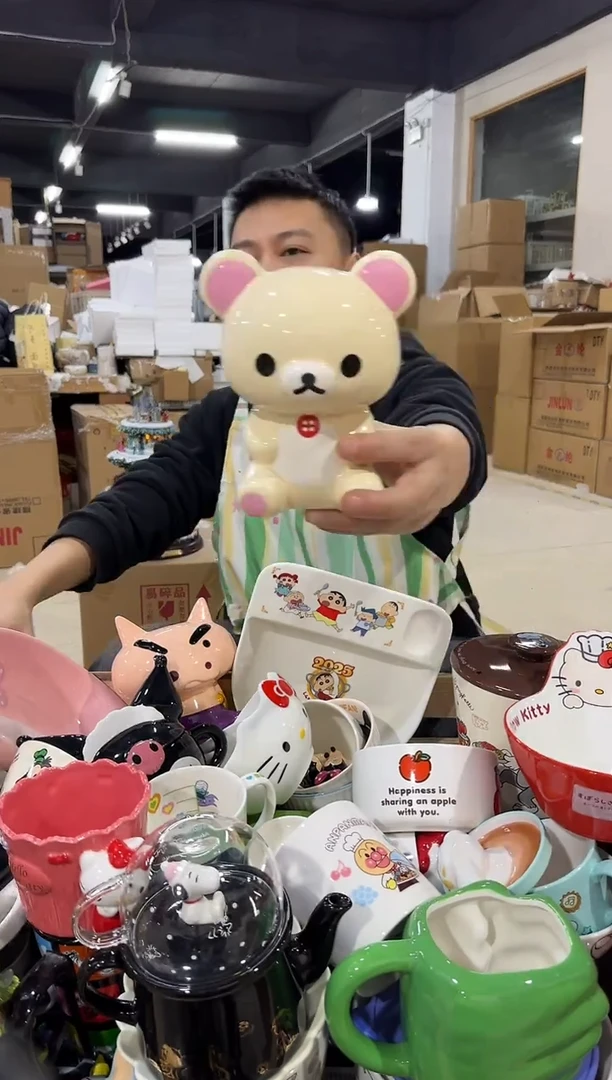 瓷片米黄色轻松熊钱罐