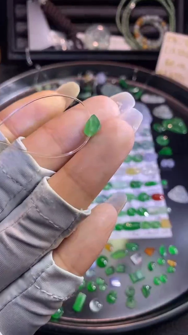 翡翠挂件未镶嵌珠子