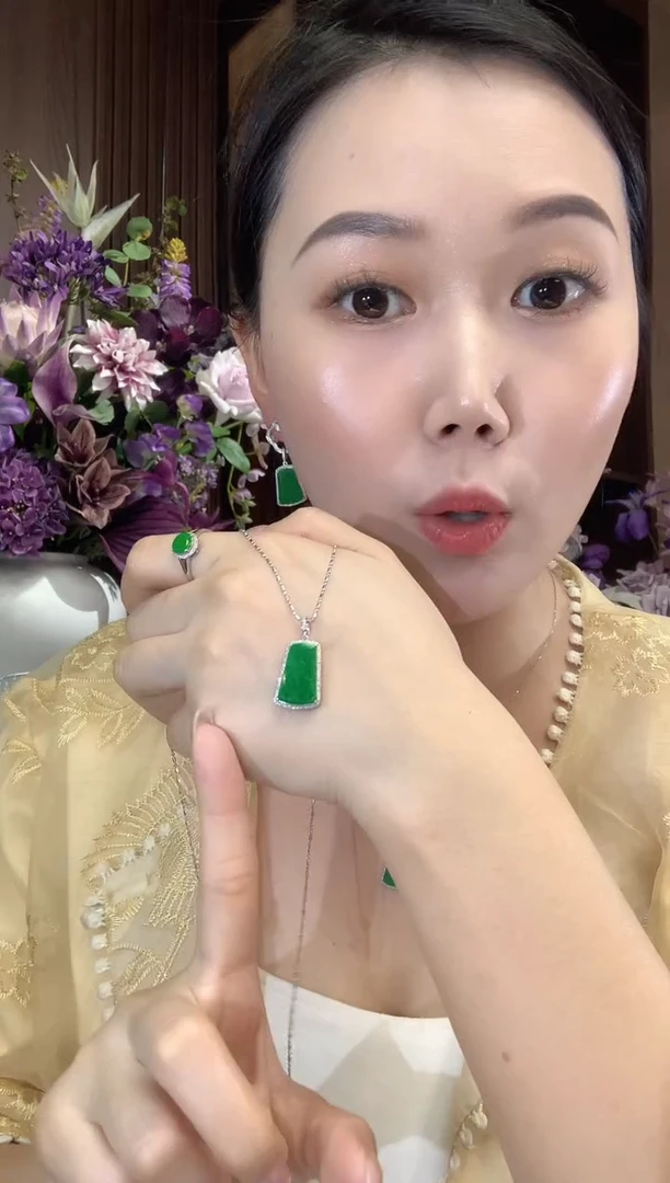 吊坠(不含链)18K金镶嵌翡翠a2多样性发货一件