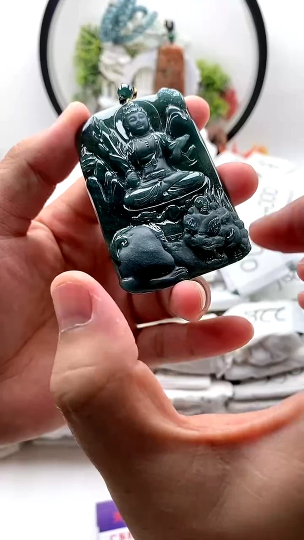 翡翠未镶嵌颈饰文殊