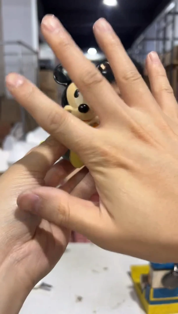 瓷片Q版米奇蹲坐小摆件