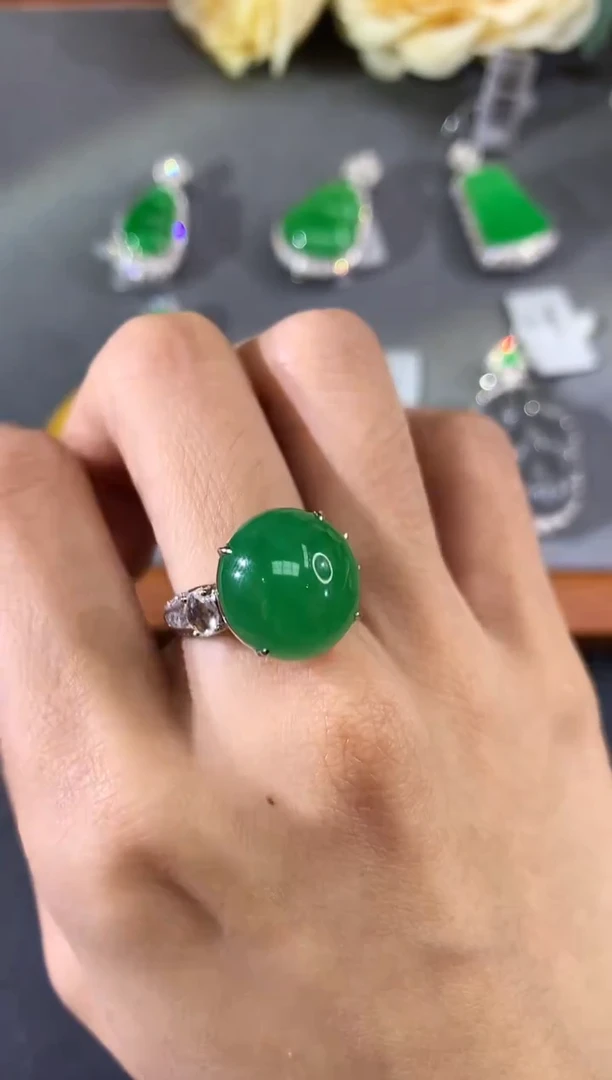 18K金镶嵌戒指翡翠B23多样性发其一