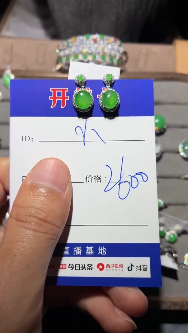 银S925镶嵌翡翠耳饰小**。 小二萌。