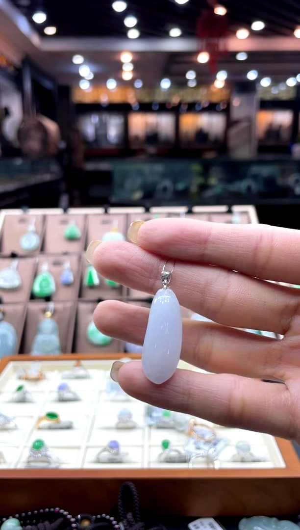 【闪购商品】翡翠颈饰18K金镶嵌福瓜