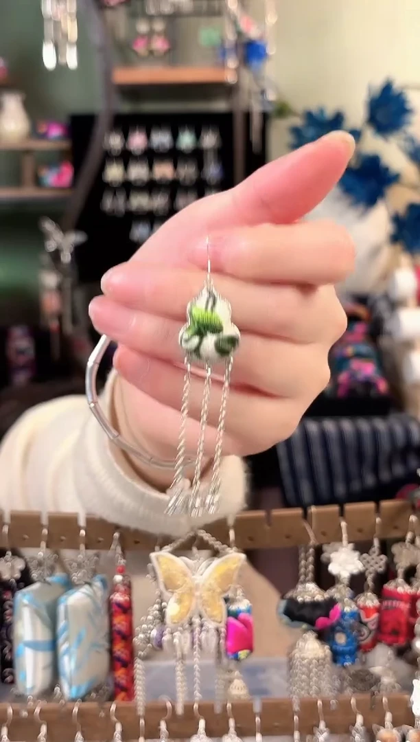 彩云南阁非遗老绣饰品471