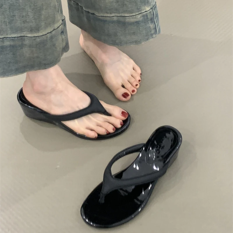 WL-8123-58坡跟温柔晚风人字拖鞋2025夏季法式气质优雅配裙子凉拖