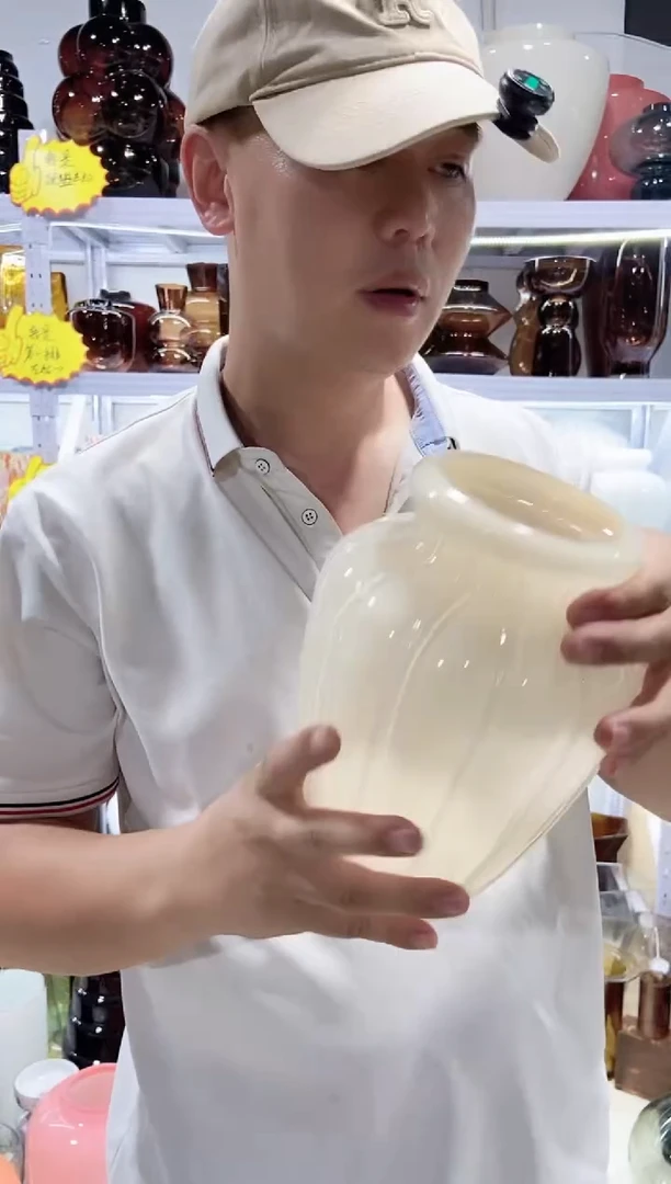中号奶白色花瓶微瑕介意勿拍