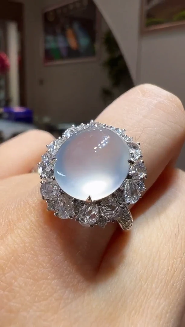 18K金镶嵌戒指翡翠蛋面