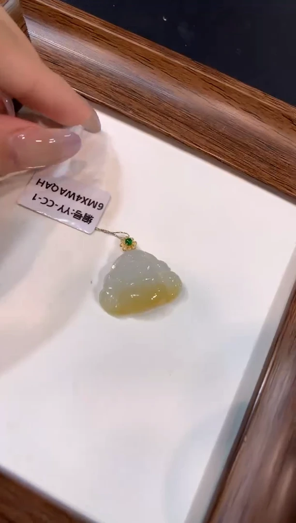 颈饰18K金镶嵌翡翠佛公