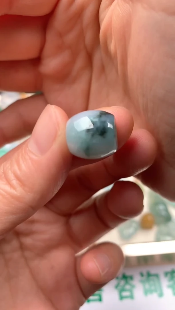 颈饰未镶嵌翡翠珠子