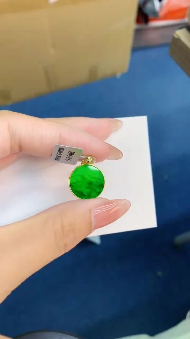 翡翠未镶嵌颈饰           1