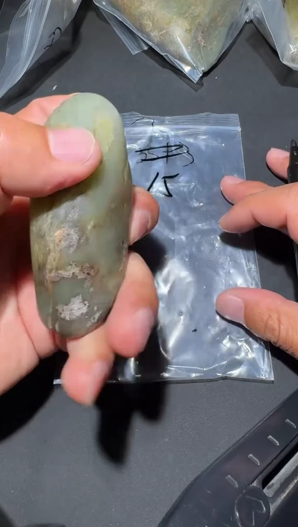 未镶嵌和田玉（糖玉）车挂和田玉