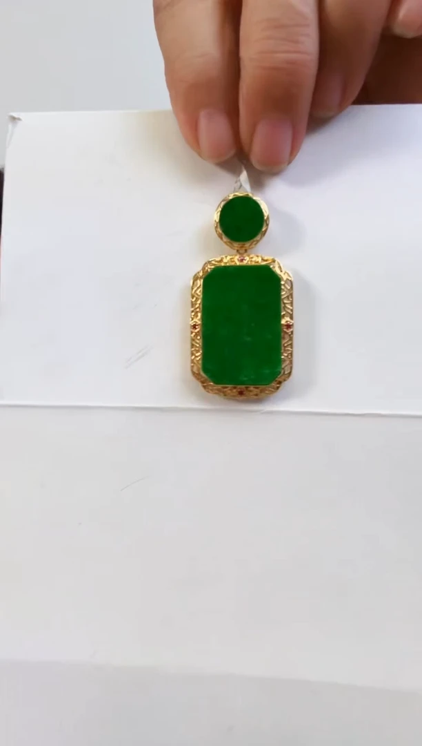 翡翠18K金镶嵌颈饰吊坠