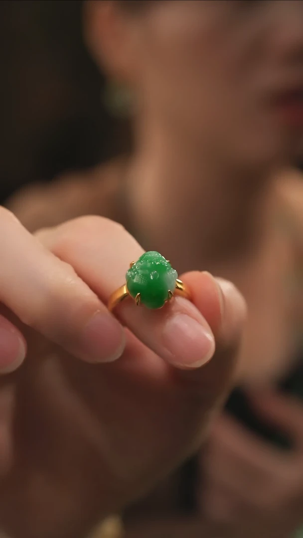 翡翠戒指18K金镶嵌辣绿翡翠三角金蟾戒指