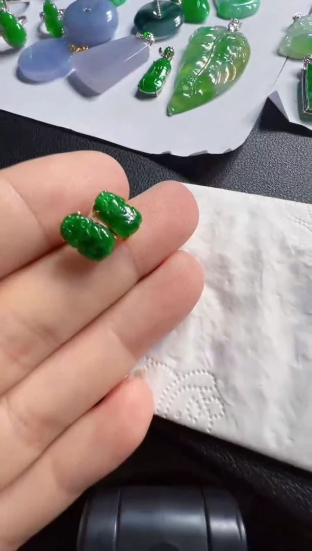 18K金镶嵌翡翠耳饰880