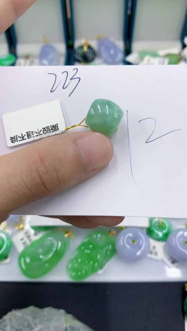 翡翠挂件未镶嵌翡翠