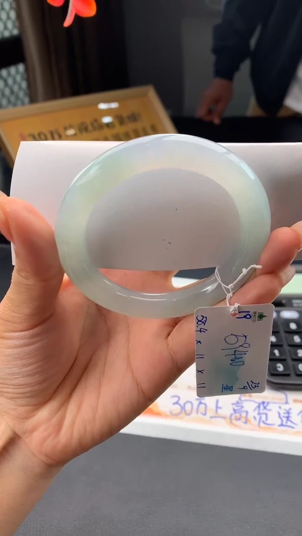 未镶嵌手镯翡翠自带#送人#，联系客服核对地址~