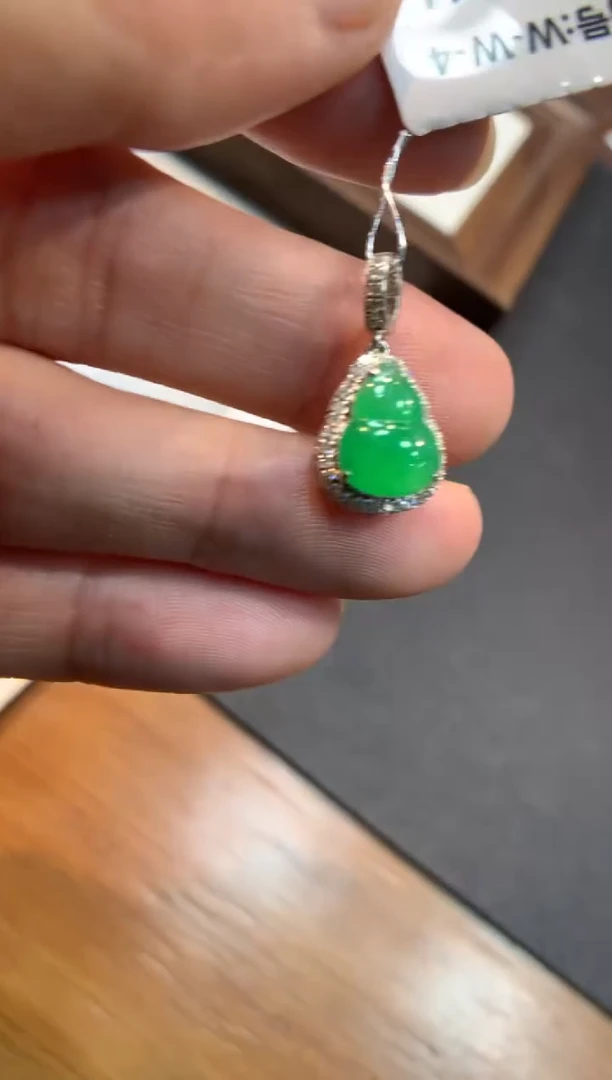 翡翠18K金镶嵌颈饰葫芦