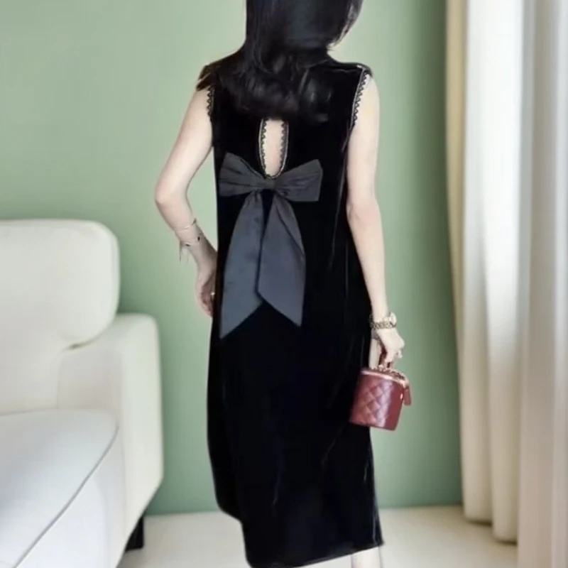 轻奢设计感蝴蝶结镂空美背丝绒连衣裙女2025夏新款时尚无袖小黑裙