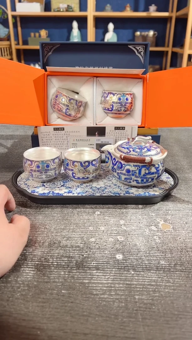 【闪购商品】其他郑丽清银山舍敦煌鎏银手抓壶+4杯+青花盘