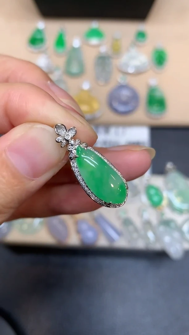 颈饰18K金镶嵌翡翠福瓜【无服务费