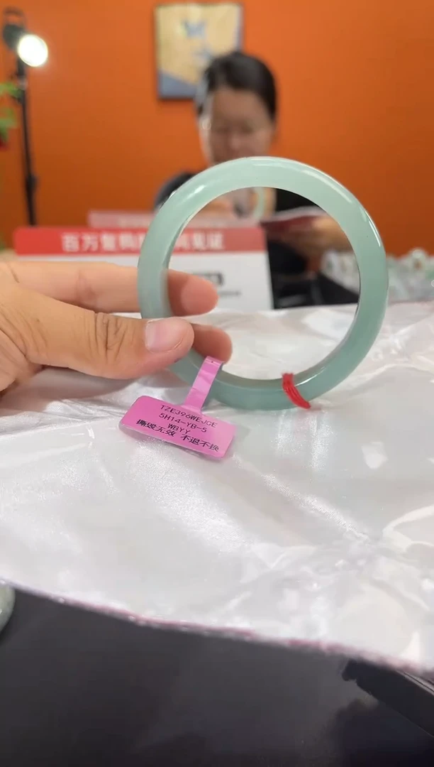 翡翠手镯未镶嵌翡翠手镯