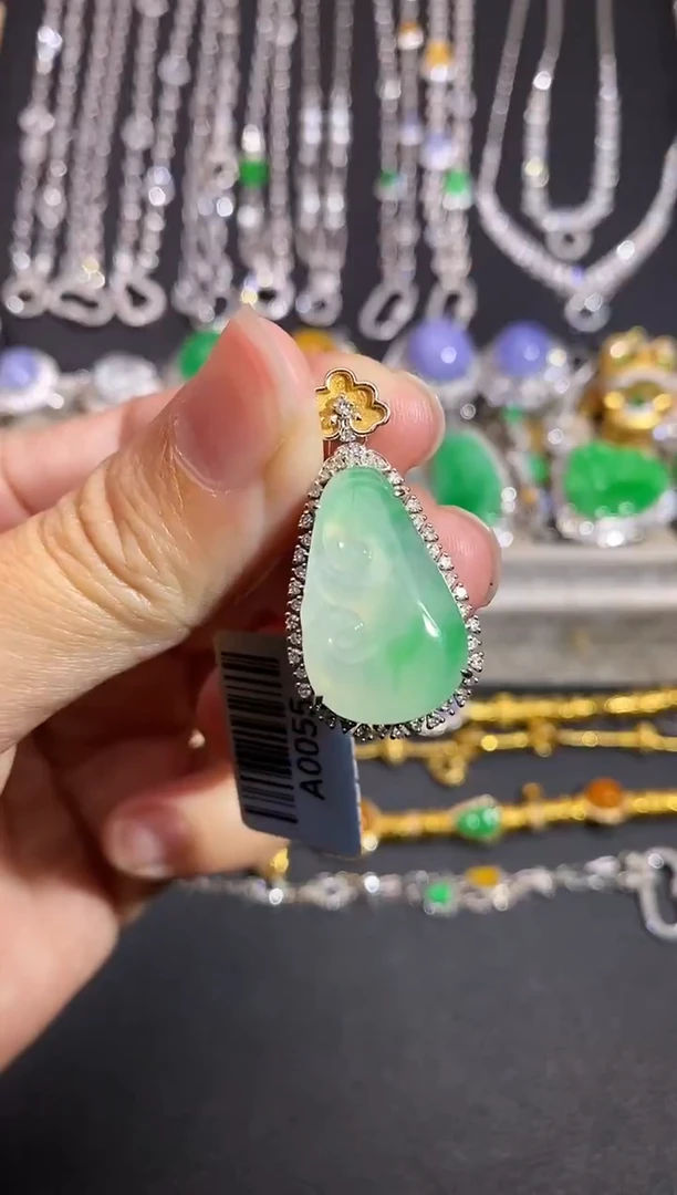 颈饰18K金镶嵌翡翠吊坠