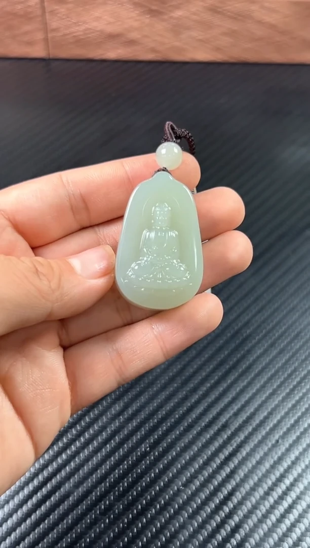 吊坠(赠链)未镶嵌和田玉且末微色差近矿  大日如来