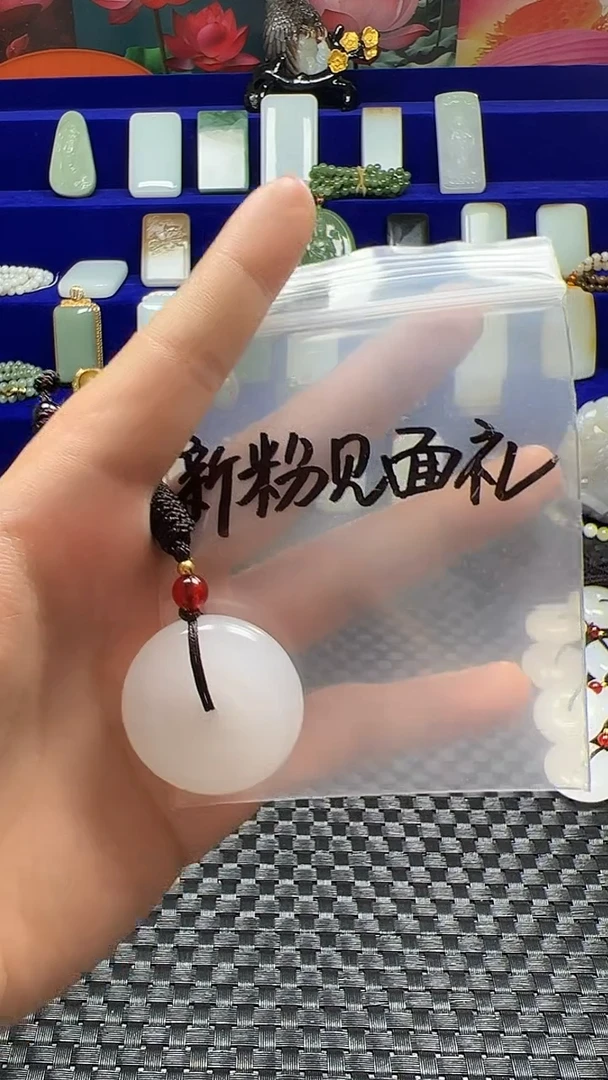 颈饰合金石英质玉（金丝玉）老***湖吊坠