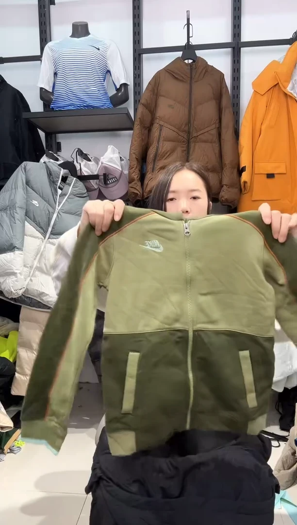 2511   编码  瑕疵直播间过款为准 尺码  ·  135