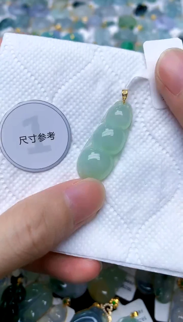 颈饰18K金镶嵌翡翠天然A货翡翠
