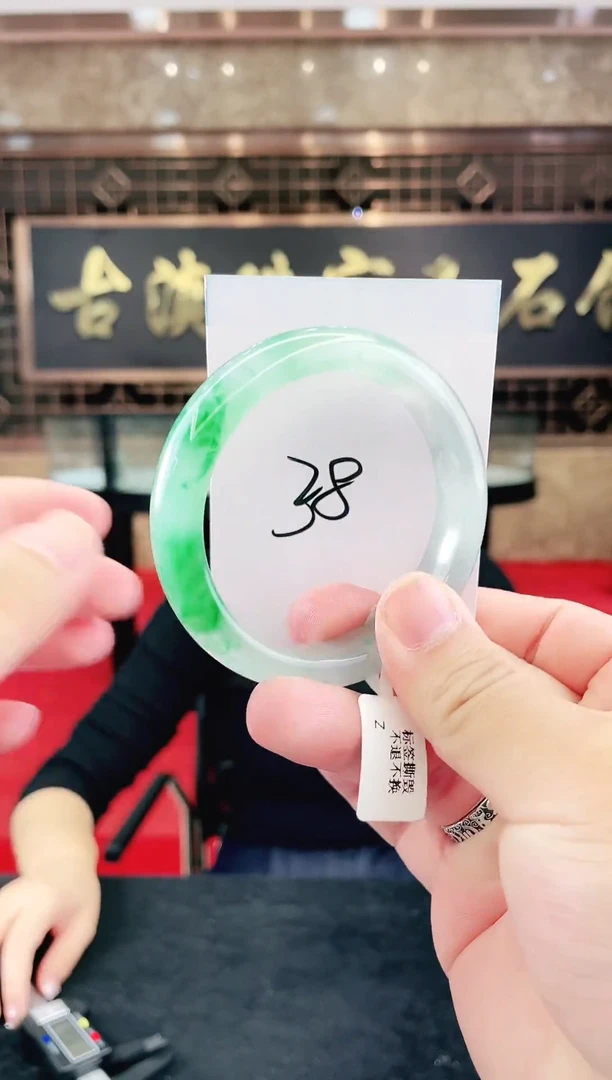 未镶嵌手镯石英质玉（非洲翠）微瑕一经发货运费不退介意勿拍