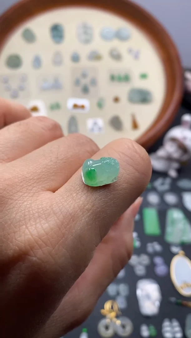 颈饰未镶嵌翡翠果緑貔貅/芬