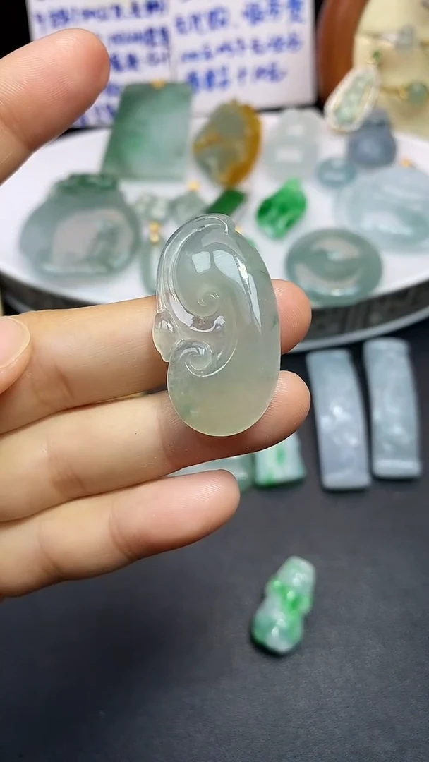 颈饰未镶嵌翡翠吊坠