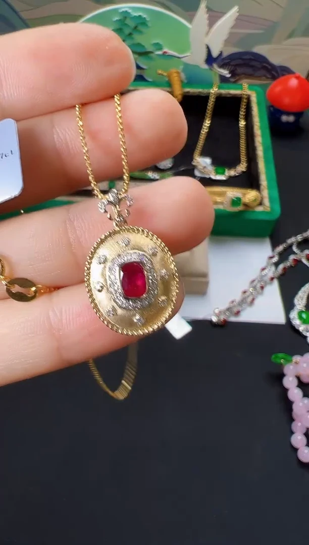 18K金镶嵌颈饰红宝石吊坠