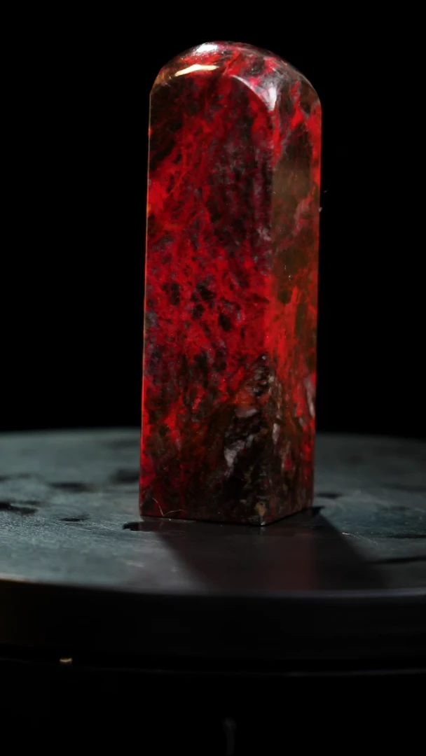 鸡血石牛角鸡血石