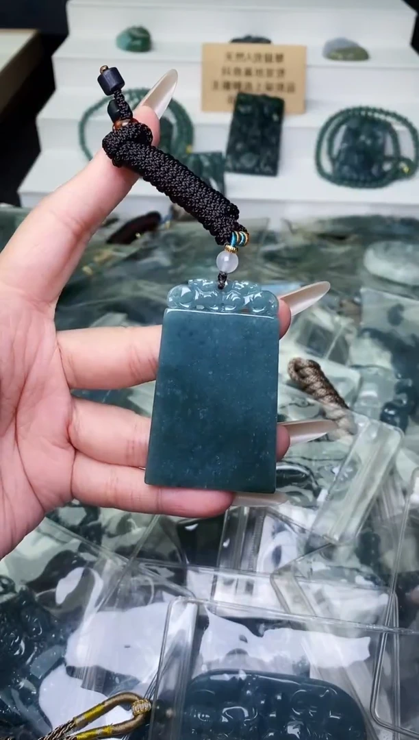 颈饰未镶嵌翡翠