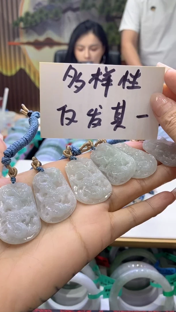 翡翠未镶嵌颈饰多样性仅发其一8890